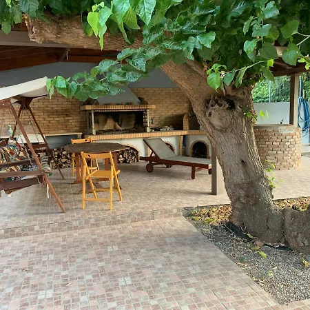 το σπίτι της κλαίουσας House Of Weeping Willow *